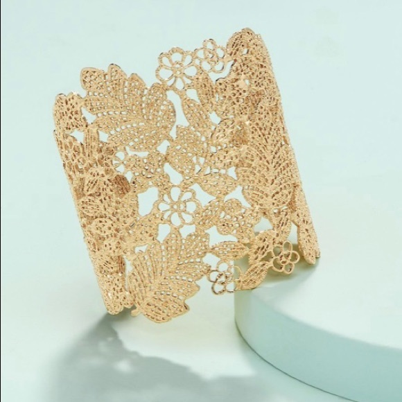 Stella & Dot Chantilly Lace Cuff